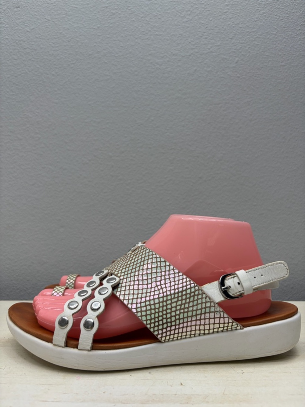 Fitflop White Scallop Exotic Sligback Sandals Size 8
